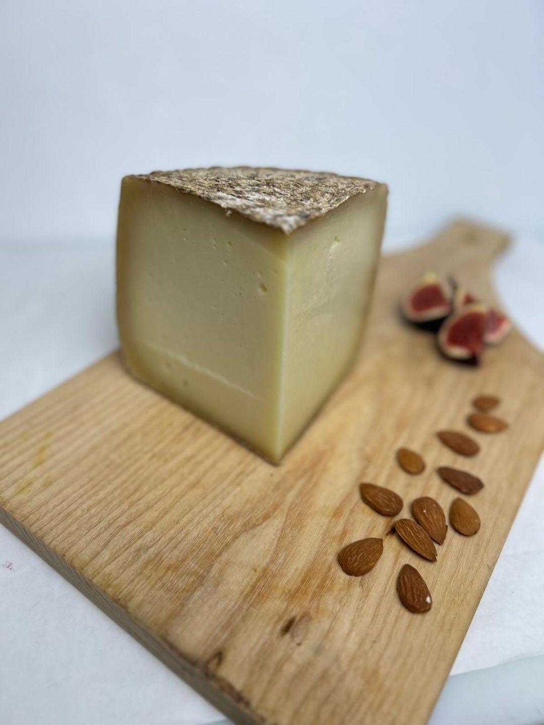 FORMAGGIO PECORINO GIUNCO NERO DA 300 GR