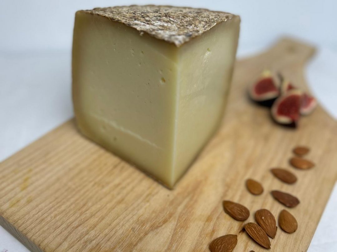 FORMAGGIO PECORINO GIUNCO NERO DA 300 GR