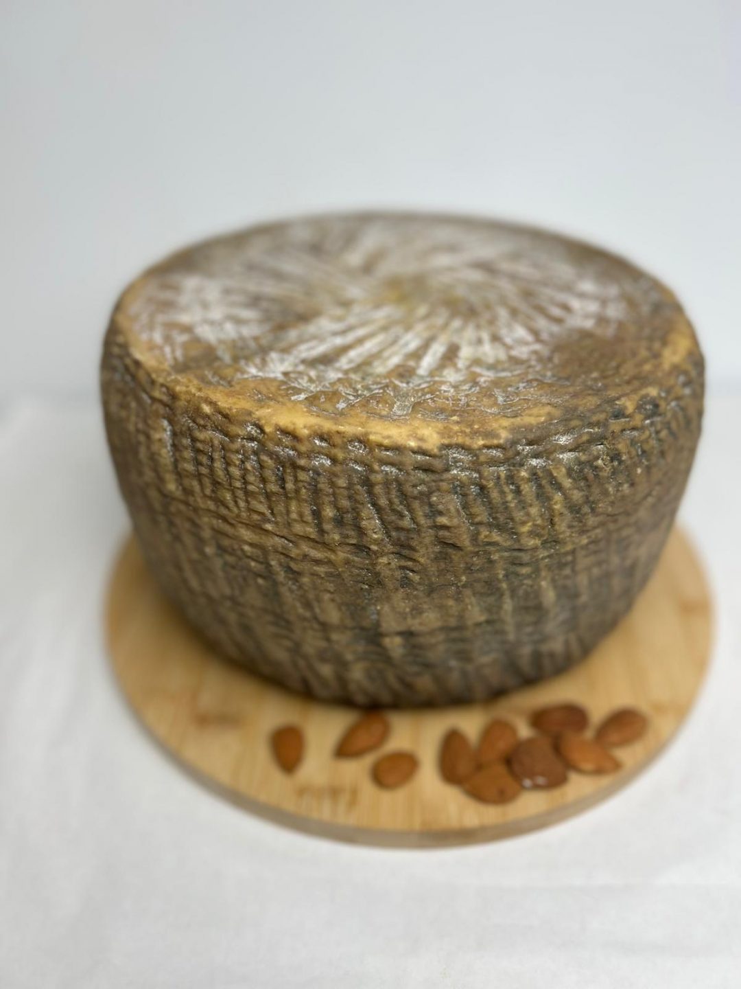FORMAGGIO PECORINO GIUNCO NERO DA 300 GR - immagine 2
