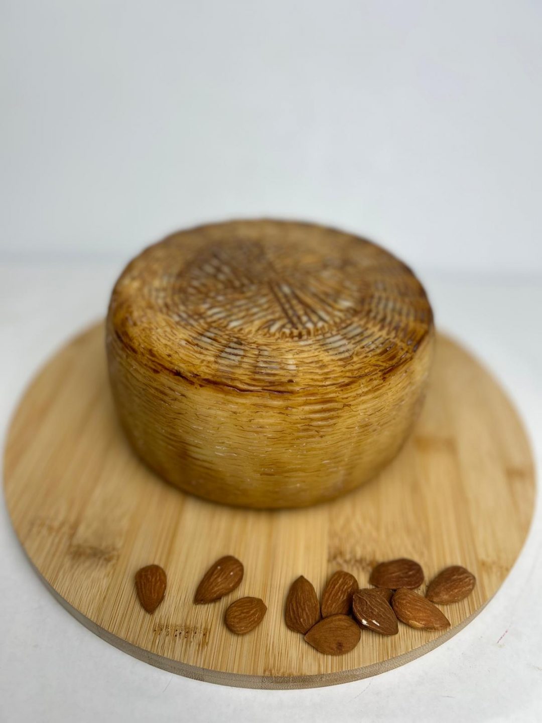 FORMA INTERA DI FORMAGGIO CAPRINO PUGLIESE - immagine 2