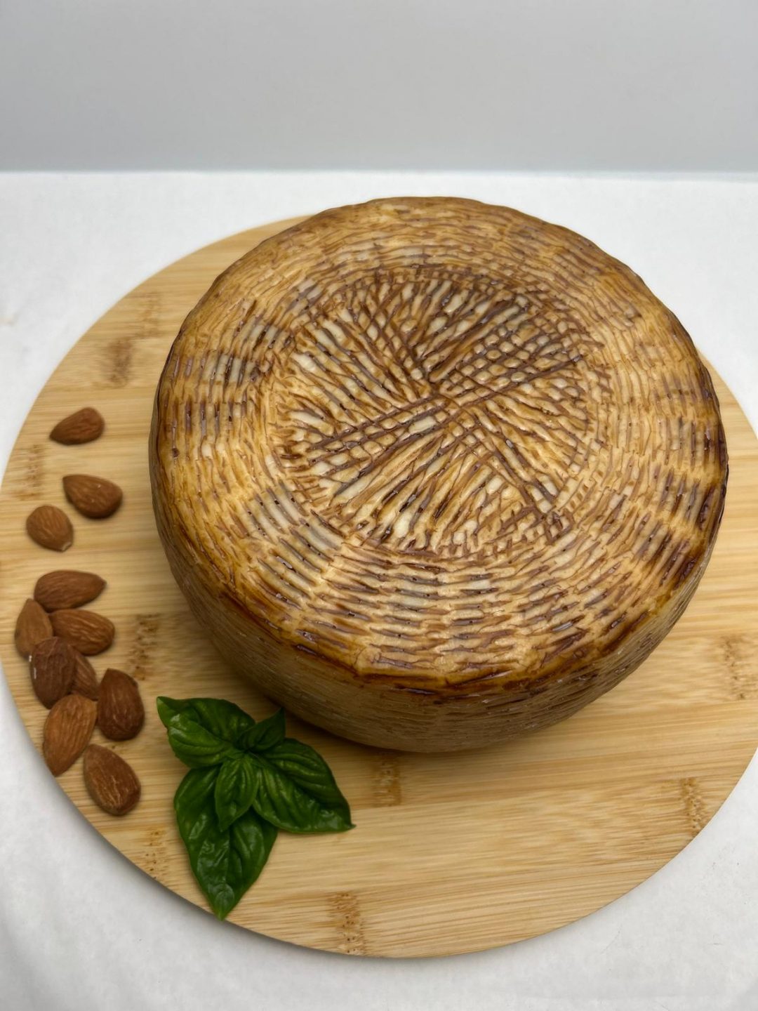 FORMA INTERA DI FORMAGGIO CAPRINO PUGLIESE