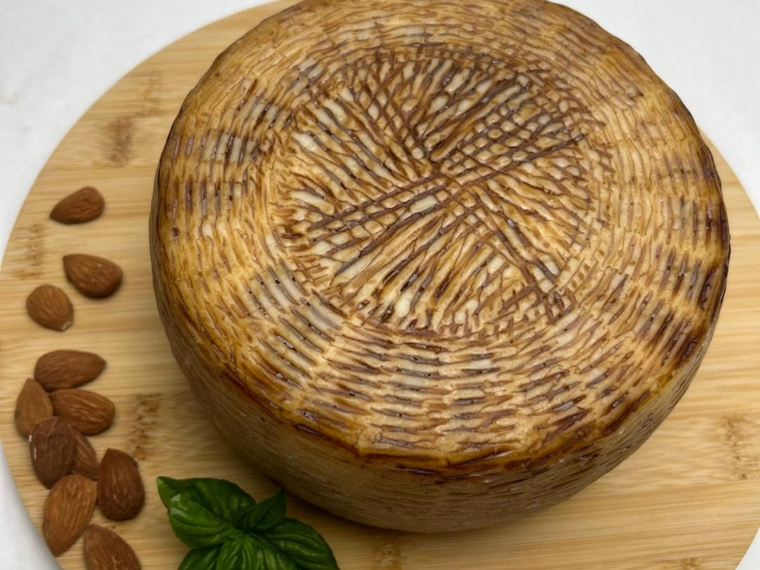 FORMA INTERA DI FORMAGGIO CAPRINO PUGLIESE
