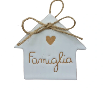 Casetta bianca con incisione "Famiglia"