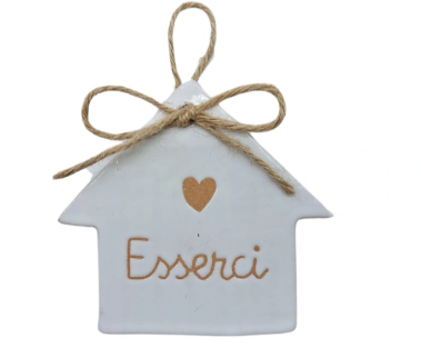 Casetta bianca con incisione "Esserci"